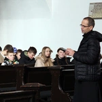 Nastolatki ze Żmigrodu na Szlaku Młodych z biskupem