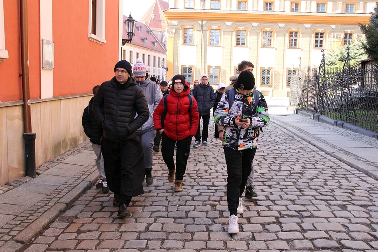 Nastolatki ze Żmigrodu na Szlaku Młodych z biskupem