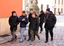 Nastolatki ze Żmigrodu na Szlaku Młodych z biskupem