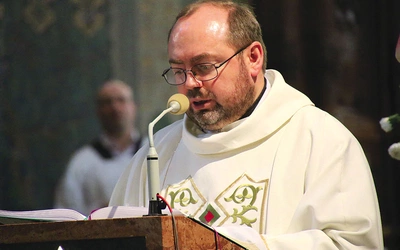 – Na co dzień jestem świadkiem, jak ludzie przez wytrwałą modlitwę wypraszają tu łaski, jak po cichu jednają się z Bogiem i akceptują swój życiowy krzyż – mówi duchowny.