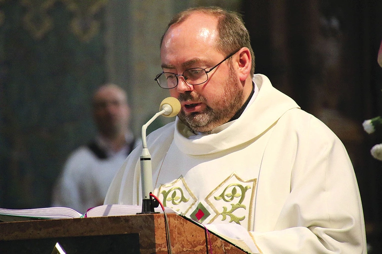 – Na co dzień jestem świadkiem, jak ludzie przez wytrwałą modlitwę wypraszają tu łaski, jak po cichu jednają się z Bogiem i akceptują swój życiowy krzyż – mówi duchowny.