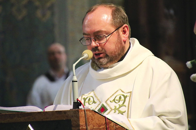 – Na co dzień jestem świadkiem, jak ludzie przez wytrwałą modlitwę wypraszają tu łaski, jak po cichu jednają się z Bogiem i akceptują swój życiowy krzyż – mówi duchowny.