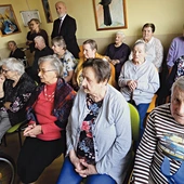 	Mieszkańcy rodzinnego domu opieki cieszyli się z nowego miejsca modlitwy.