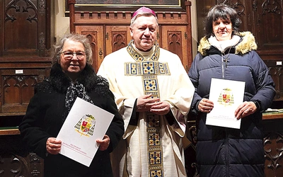 	Elżbieta Gauden (z lewej) i Wiesława Kordos (z prawej) z abp. Józefem Kupnym.