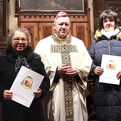 	Elżbieta Gauden (z lewej) i Wiesława Kordos (z prawej) z abp. Józefem Kupnym.