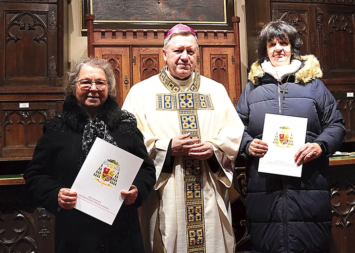 	Elżbieta Gauden (z lewej) i Wiesława Kordos (z prawej) z abp. Józefem Kupnym.