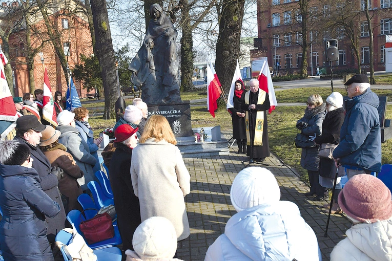 	Pomnik Matki Sybiraczki został odsłonięty 15 lat temu.