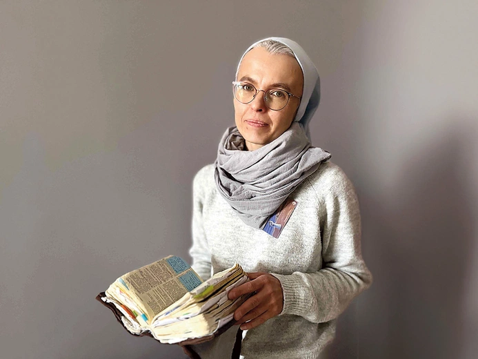 	S. J. Nowińska w każdą sobotę na stronie gosc.pl publikuje rozważania biblijne, a także podcasty, w których wraz z Dominiką Szczawińską omawia niedzielną liturgię słowa.