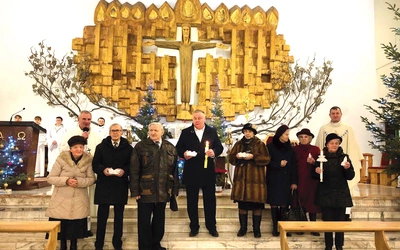 Rodzice kapłanów i sióstr z ks. Sławomirem Rakiem (z lewej) i ks. Arkadiuszem Wolskim.