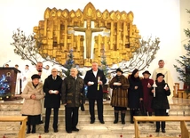 Rodzice kapłanów i sióstr z ks. Sławomirem Rakiem (z lewej) i ks. Arkadiuszem Wolskim.