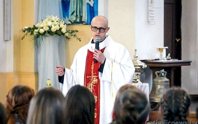 	Ks. Andrzej Waszczuk SDS podczas Mszy Świętej w parafii w Witebsku.