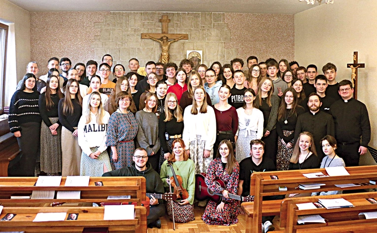 Uczestnicy kursu w kaplicy ośrodka w Dąbrówce.