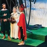 	Stroje aktorów to rekonstrukcje odzienia średniowiecznego.