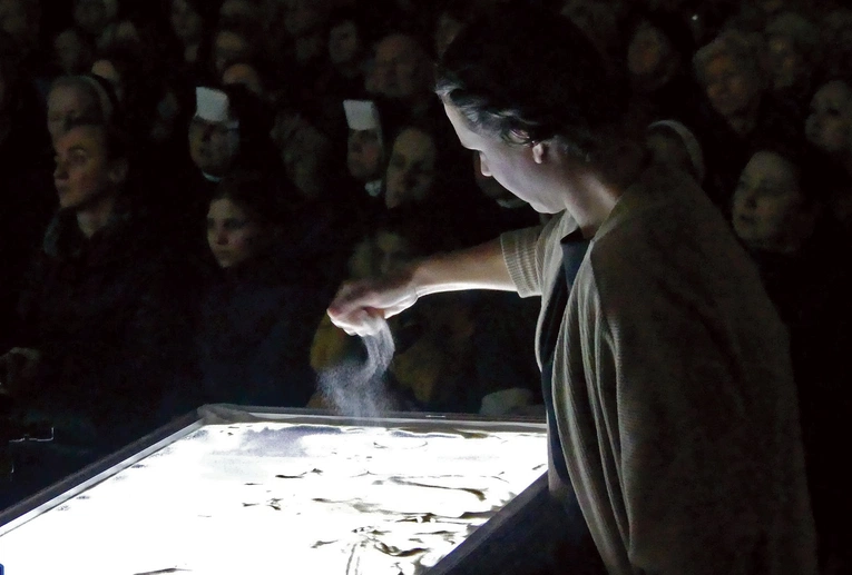 	Artystka przy pracy podczas spotkania w Andrychowie.