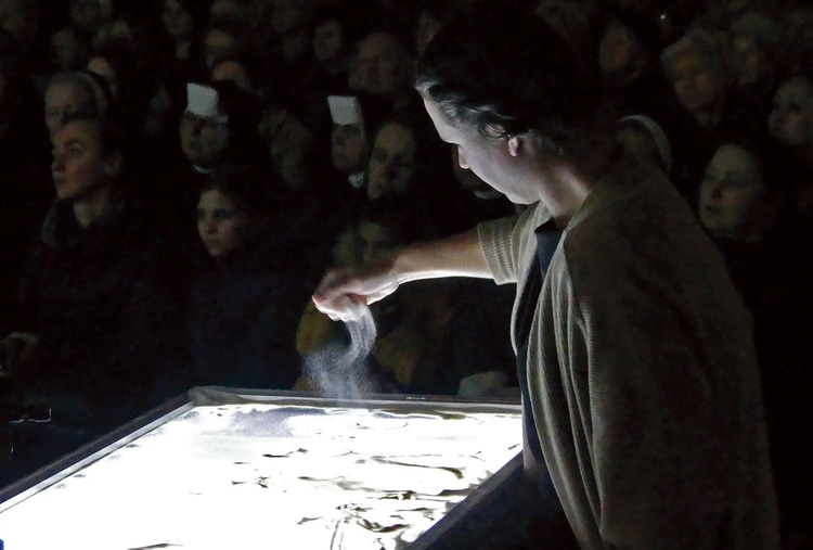 	Artystka przy pracy podczas spotkania w Andrychowie.