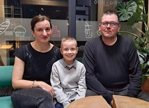 	Dominik z mamą Mariolą i tatą Tadeuszem w kawiarni Dobra Nasza.