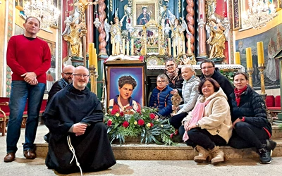 	Reprezentacja szkoły w Rychwałdku z peregrynującym relikwiarzem.