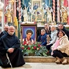 	Reprezentacja szkoły w Rychwałdku z peregrynującym relikwiarzem.