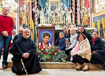 	Reprezentacja szkoły w Rychwałdku z peregrynującym relikwiarzem.