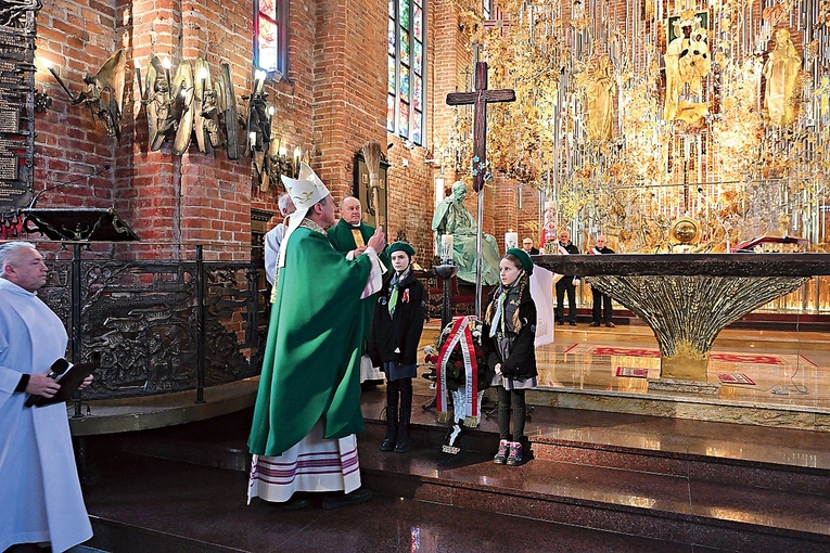 	Uroczystości przewodniczył bp Piotr Przyborek.
