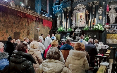 Pielgrzymi polecali swoje intencje Matce Bożej.