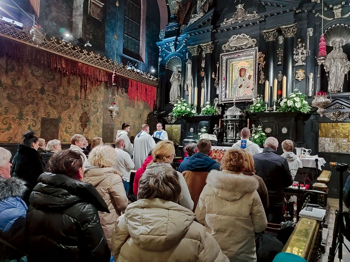 Pielgrzymi polecali swoje intencje Matce Bożej.