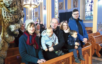 	Pary małżeńskie modliły się o Boże błogosławieństwo na dalszą wspólną drogę.