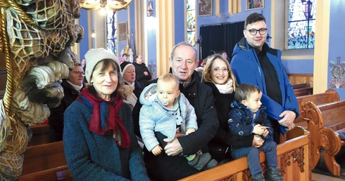 	Pary małżeńskie modliły się o Boże błogosławieństwo na dalszą wspólną drogę.