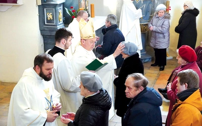 	Uczestnicy przyjęli sakrament namaszczenia chorych.  