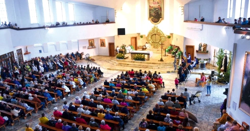 W ołtarzu głównym znajduje się obraz założyciela Towarzystwa Jezusowego, namalowany w 1850 r. przez Maksymiliana Antoniego Pietrowskiego.