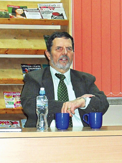 	Profesor Jerzy Samp napisał kilkadziesiąt książek, na których łamach promował rodzinne miasto i Kaszuby.