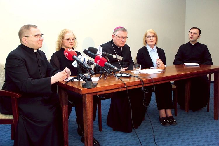 Uczestnicy konferencji (od lewej): ks. Dawid Andryszczak, Anna Krawczyk, bp Krzysztof Zadarko, Regina Wasilewska-Kita, ks. Łukasz Bikun.
