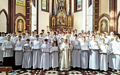 Pamiątkowe zdjęcie po Mszy Świętej.