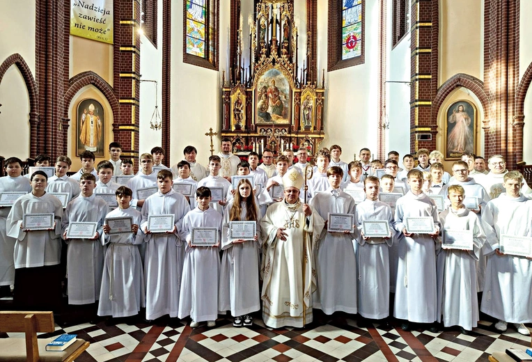 Pamiątkowe zdjęcie po Mszy Świętej.