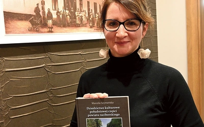 Dr Marcela Szymańskabadaczka dziedzictwa kulturowego śląsko--morawskiego pogranicza, na co dzień nauczycielka języka polskiego w Szkole Podstawowej w Krzanowicach, założycielka młodzieżowej grupy teatralnej „Morawske omy i opa Francek”. Autorka książek „Dziedzictwo kulturowe południowej części powiatu raciborskiego” (2024) i „Gwara Krzanowic w powiecie raciborskim” (2009), blisko 30 artykułów i licznych referatów naukowych oraz współredaktorkA monografii o krzanowickiej szkole pt. „Gimnazjum XXI wieku” (re…