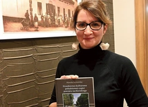 Dr Marcela Szymańskabadaczka dziedzictwa kulturowego śląsko--morawskiego pogranicza, na co dzień nauczycielka języka polskiego w Szkole Podstawowej w Krzanowicach, założycielka młodzieżowej grupy teatralnej „Morawske omy i opa Francek”. Autorka książek „Dziedzictwo kulturowe południowej części powiatu raciborskiego” (2024) i „Gwara Krzanowic w powiecie raciborskim” (2009), blisko 30 artykułów i licznych referatów naukowych oraz współredaktorkA monografii o krzanowickiej szkole pt. „Gimnazjum XXI wieku” (re…
