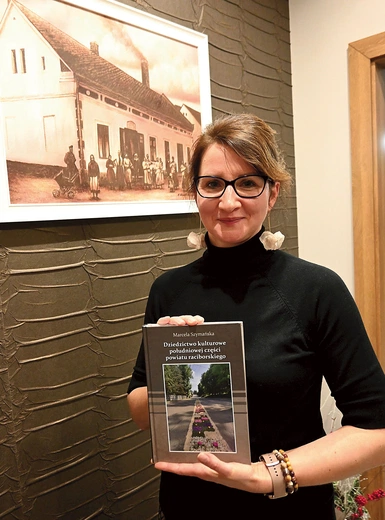 Dr Marcela Szymańskabadaczka dziedzictwa kulturowego śląsko--morawskiego pogranicza, na co dzień nauczycielka języka polskiego w Szkole Podstawowej w Krzanowicach, założycielka młodzieżowej grupy teatralnej „Morawske omy i opa Francek”. Autorka książek „Dziedzictwo kulturowe południowej części powiatu raciborskiego” (2024) i „Gwara Krzanowic w powiecie raciborskim” (2009), blisko 30 artykułów i licznych referatów naukowych oraz współredaktorkA monografii o krzanowickiej szkole pt. „Gimnazjum XXI wieku” (re…