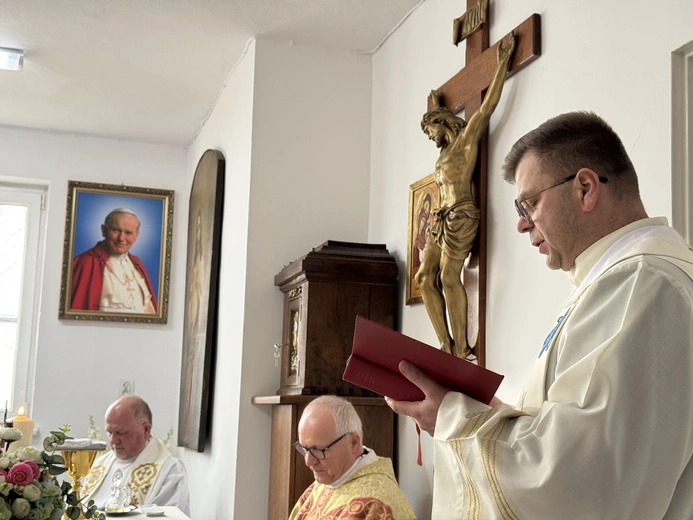 W Rawie w kaplicy szpitalnej przy stole eucharystycznym stanęło trzech kapłanów. 