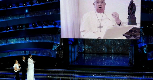 Papież przewieziony do szpitala
