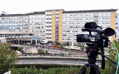 Papież przeszedł badania w szpitalu, rozpoczął terapię farmakologiczną