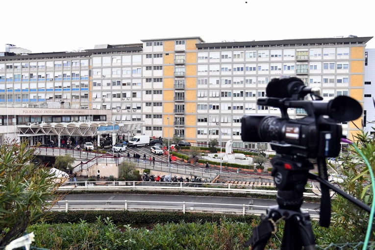 Papież przeszedł badania w szpitalu, rozpoczął terapię farmakologiczną