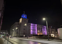 Chorzów. Urząd Miasta podświetlony na lawendowo