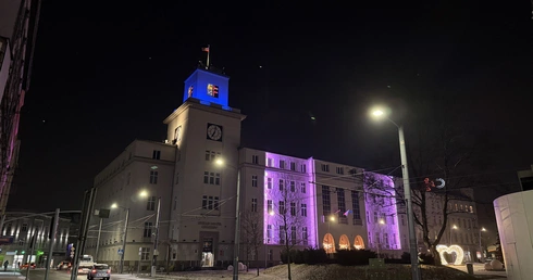 Chorzów. Urząd Miasta podświetlony na lawendowo