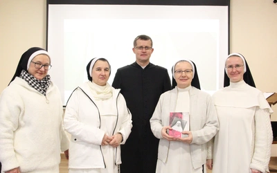 Niebo w kolorze popiołu
