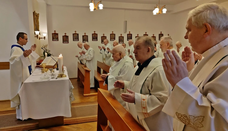 Księża seniorzy wspominają kard. Bolesława Kominka w ramach Roku Pojednania