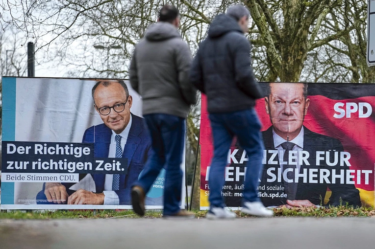Przedwyborcze sondaże wskazywały na szefa chadecji Friedricha Merza (na plakacie z lewej strony) jako zwycięzcę w przedterminowych wyborach kanclerza Niemiec.