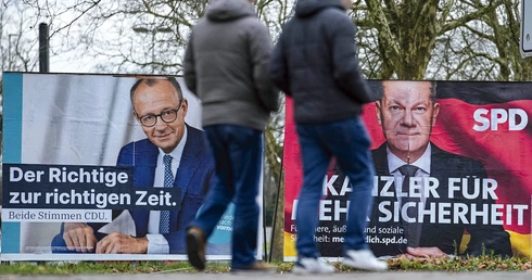 Przedwyborcze sondaże wskazywały na szefa chadecji Friedricha Merza (na plakacie z lewej strony) jako zwycięzcę w przedterminowych wyborach kanclerza Niemiec.