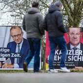Przedwyborcze sondaże wskazywały na szefa chadecji Friedricha Merza (na plakacie z lewej strony) jako zwycięzcę w przedterminowych wyborach kanclerza Niemiec.