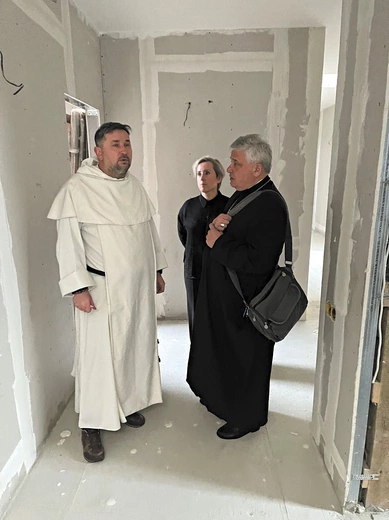Kard. Konrad Krajewski wspiera ośrodek w Fastowie. Na zdjęciu z ojcem Miszą i Marzeną Michałowską.
