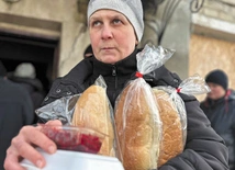 Wydawana regularnie pomoc żywnościowa ratuje przed głodem.